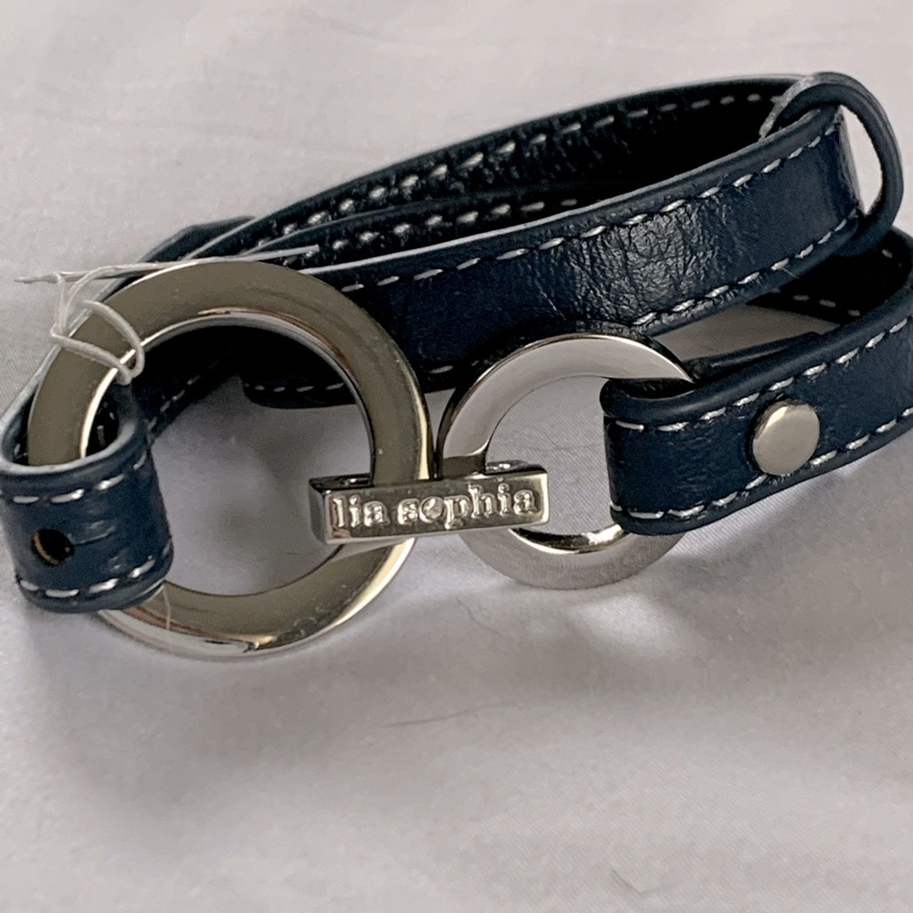 NWT Navy wrap strap silver bracelet. So pretty!